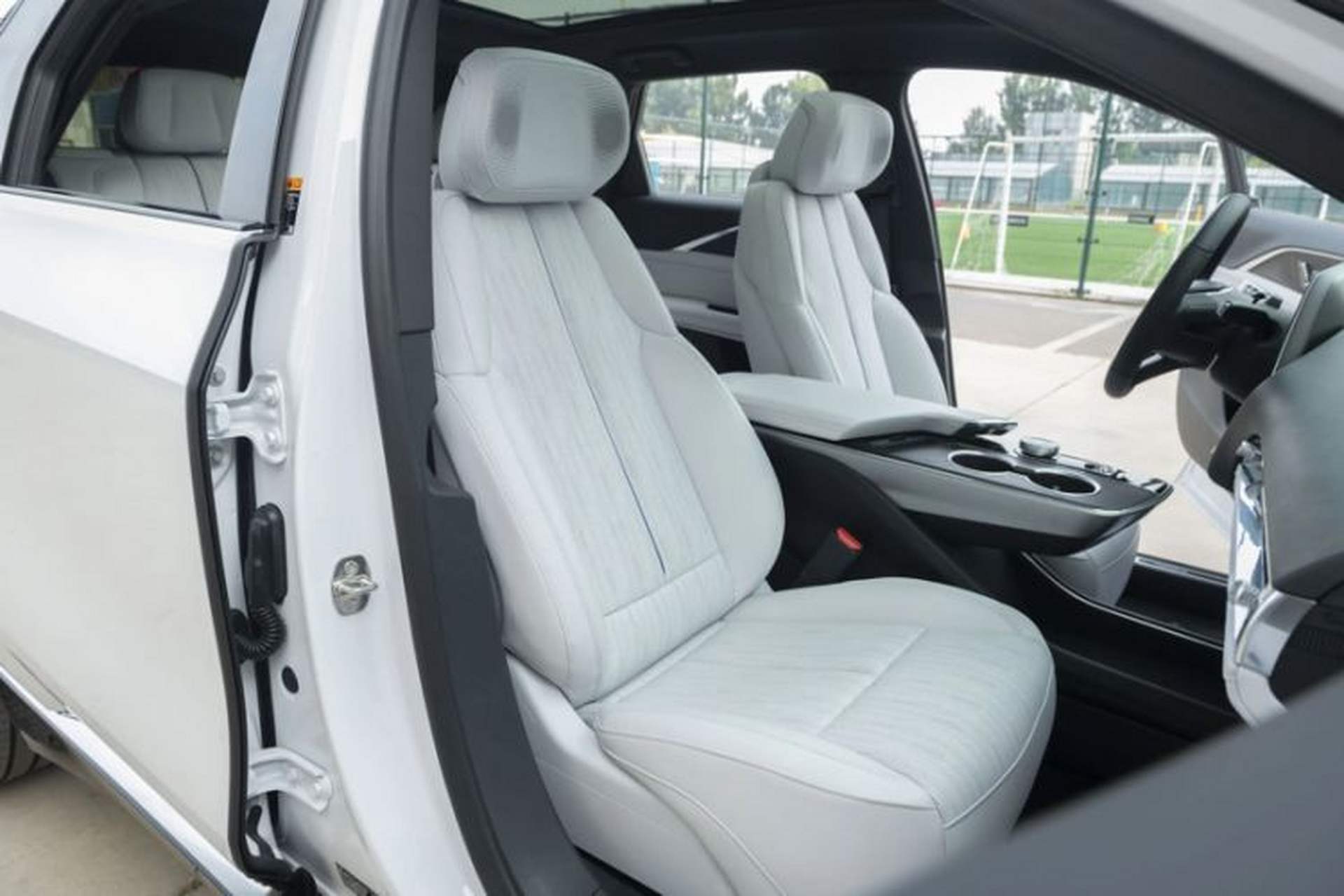 Used Cadillac LYRIQ 2022 Rear-Drive Long-Range Luxury Edition Interior 14