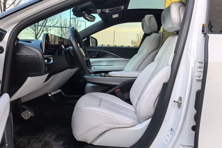 Used Cadillac LYRIQ 2022 Rear-Drive Long-Range Luxury Edition Interior 2