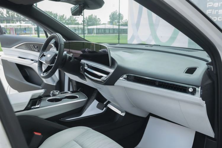Used Cadillac LYRIQ 2022 Rear-Drive Long-Range Luxury Edition Interior 2