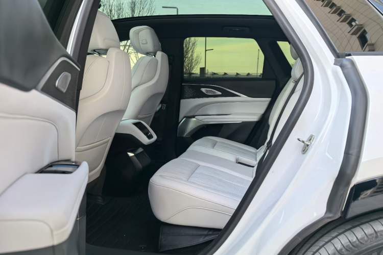Used Cadillac LYRIQ 2022 Rear-Drive Long-Range Luxury Edition Interior 3