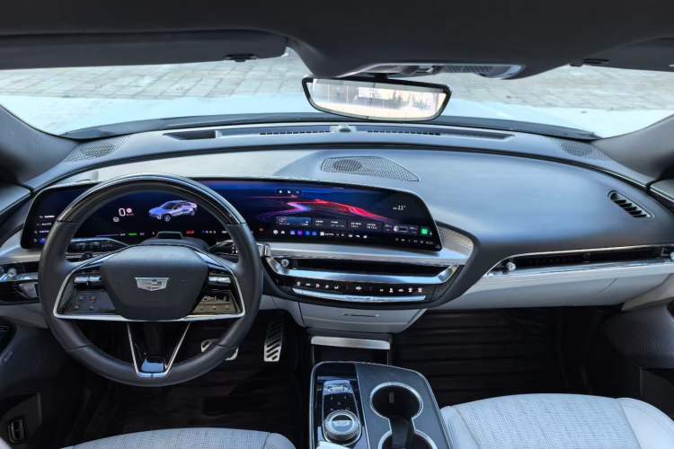Used Cadillac LYRIQ 2022 Rear-Drive Long-Range Luxury Edition Interior 4