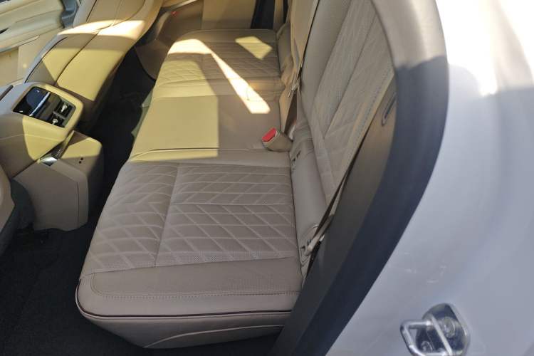 Used Cadillac LYRIQ 2022 Rear-Drive Long-Range Prestige Edition Interior 4