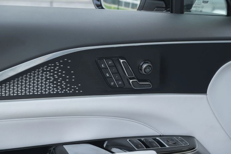 Used Cadillac LYRIQ 2022 Rear-Drive Long-Range Luxury Edition Interior 9