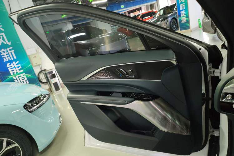 Used Cadillac LYRIQ 2022 Four-Wheel-Drive High-Performance Deluxe Edition Left Front Door Interior