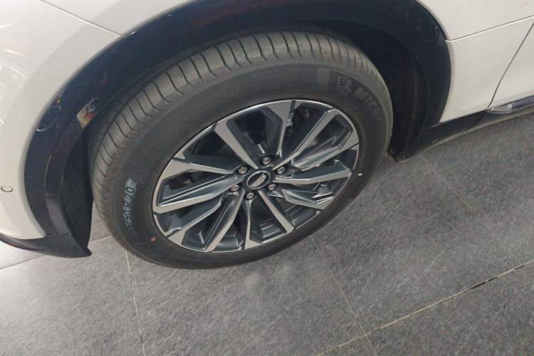 Used Cadillac LYRIQ 2022 Four-Wheel-Drive High-Performance Deluxe Edition Left Front Wheel Hub