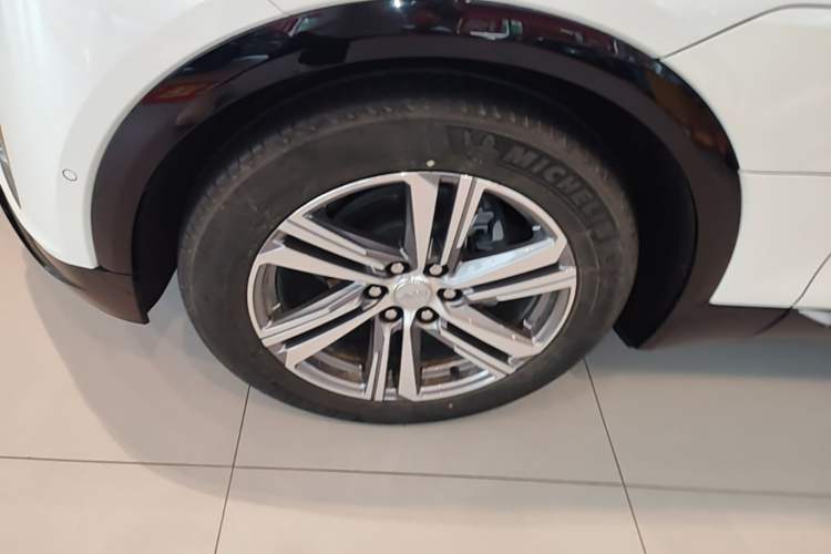 Used Cadillac LYRIQ 2022 Rear-Drive Long-Range Prestige Edition Left Front Wheel Hub
