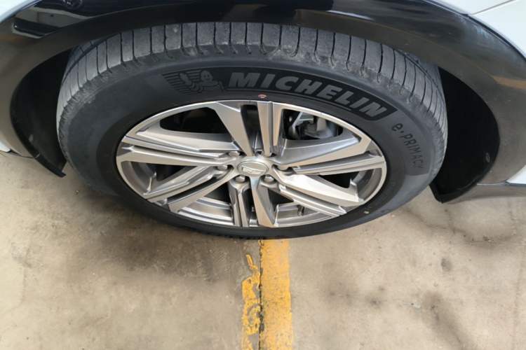 Used Cadillac LYRIQ 2022 Rear-Drive Long-Range Luxury Edition Left Front Wheel Hub