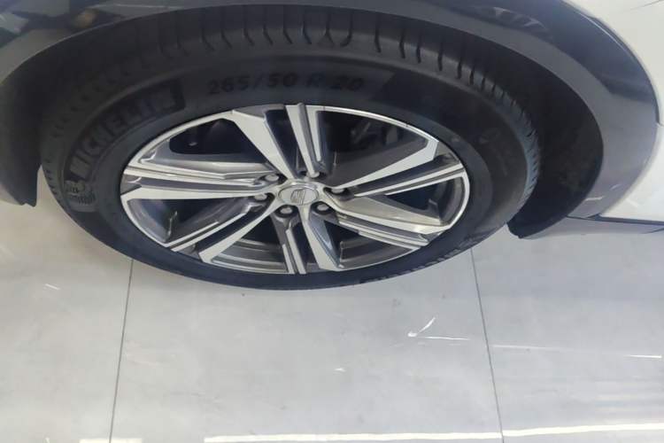 Used Cadillac LYRIQ 2022 Rear-Drive Long-Range Luxury Edition Left Front Wheel Hub