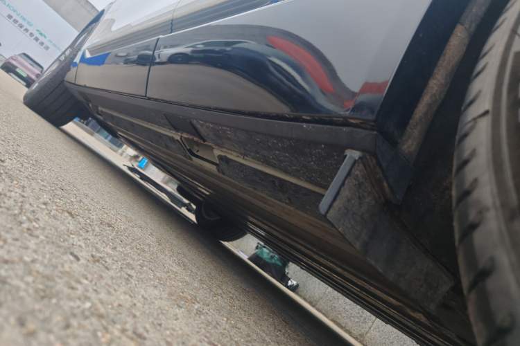 Used Cadillac LYRIQ 2022 Rear-Drive Long-Range Prestige Edition Left Side Sill