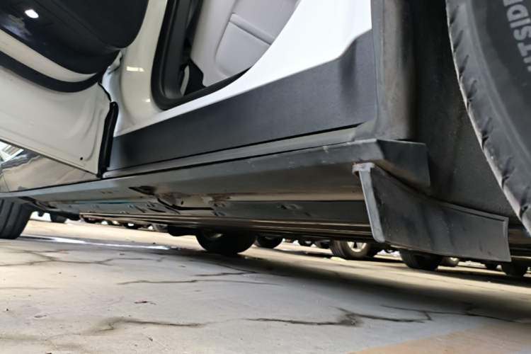 Used Cadillac LYRIQ 2022 Rear-Drive Long-Range Luxury Edition Left Side Sill