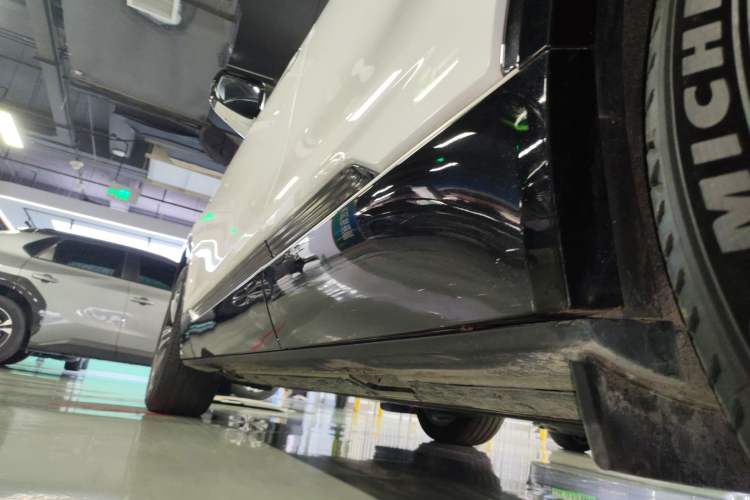 Used Cadillac LYRIQ 2022 Four-Wheel-Drive High-Performance Deluxe Edition Left Side Sill