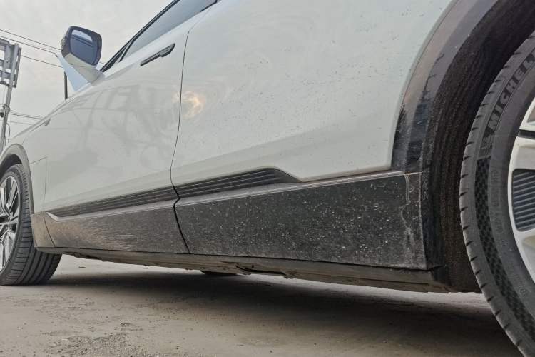 Used Cadillac LYRIQ 2022 Four-Wheel-Drive High-Performance Deluxe Edition Left Side Sill