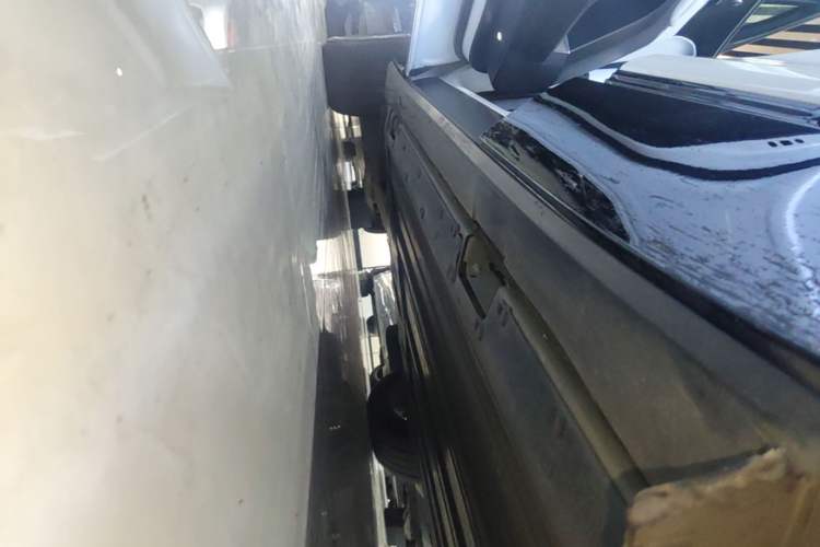 Used Cadillac LYRIQ 2022 Rear-Drive Long-Range Luxury Edition Left Side Sill