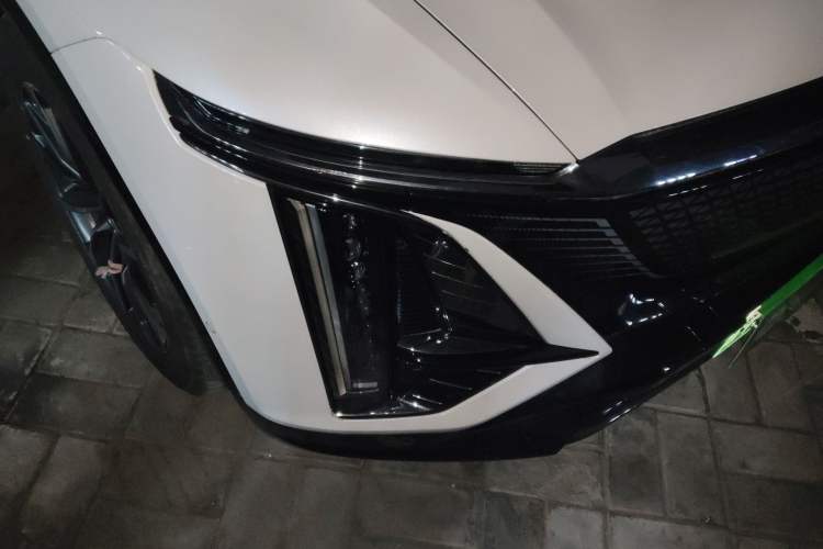 Used Cadillac LYRIQ 2022 Four-Wheel-Drive High-Performance Deluxe Edition Right Front Headlight