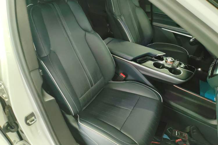 Used Cadillac LYRIQ 2022 Four-Wheel-Drive High-Performance Deluxe Edition Right Front Seat
