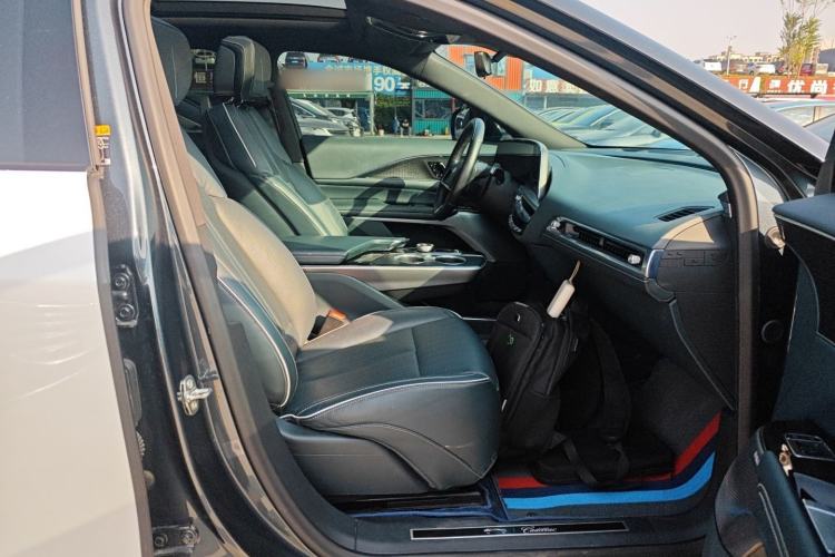 Used Cadillac LYRIQ 2022 Four-Wheel-Drive High-Performance Deluxe Edition Right Front Seat