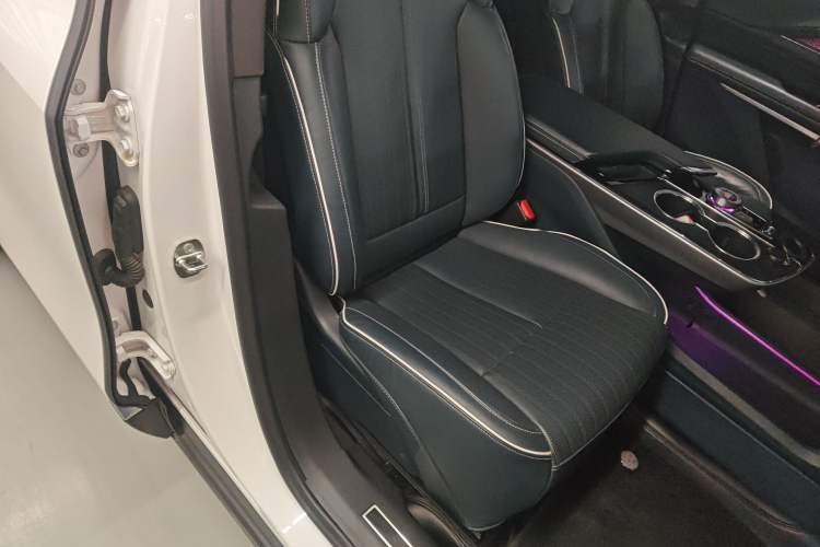 Used Cadillac LYRIQ 2022 Rear-Drive Long-Range Prestige Edition Right Front Seat