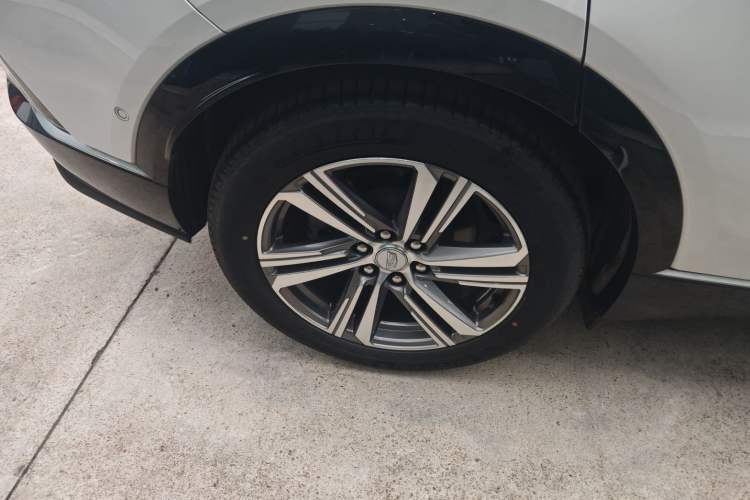 Used Cadillac LYRIQ 2022 Rear-Drive Long-Range Prestige Edition Right Rear Wheel Hub