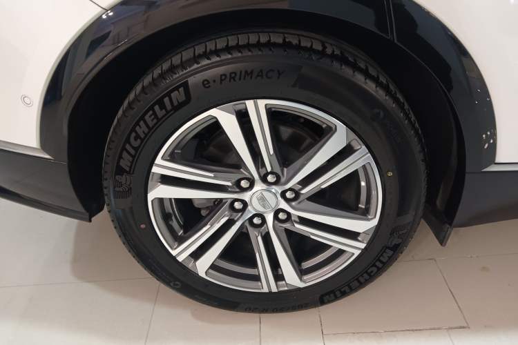 Used Cadillac LYRIQ 2022 Rear-Drive Long-Range Prestige Edition Right Rear Wheel Hub