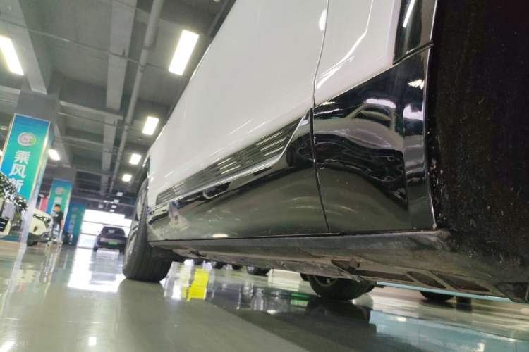 Used Cadillac LYRIQ 2022 Four-Wheel-Drive High-Performance Deluxe Edition Right Side Sill