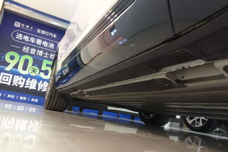 Used Cadillac LYRIQ 2022 Rear-Drive Long-Range Prestige Edition Right Side Sill