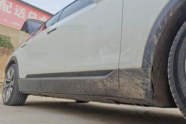 Used Cadillac LYRIQ 2022 Four-Wheel-Drive High-Performance Deluxe Edition Right Side Sill