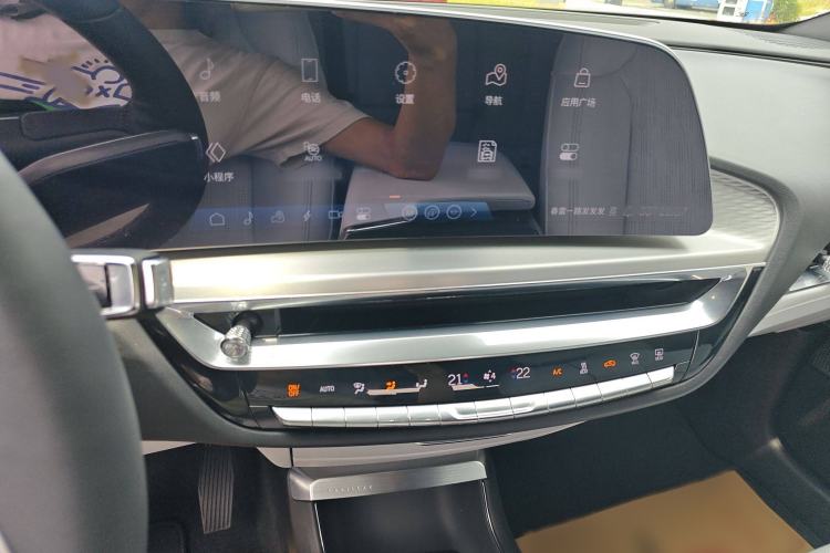 Used Cadillac LYRIQ 2024 Rear-Drive Standard Range Luxury Edition Audio And AC Panel