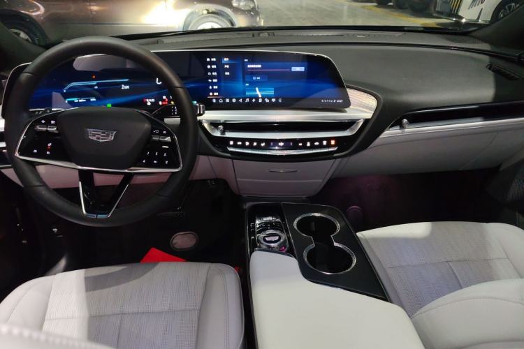 Used Cadillac LYRIQ 2024 Rear-Drive Standard Range Luxury Edition Center Console