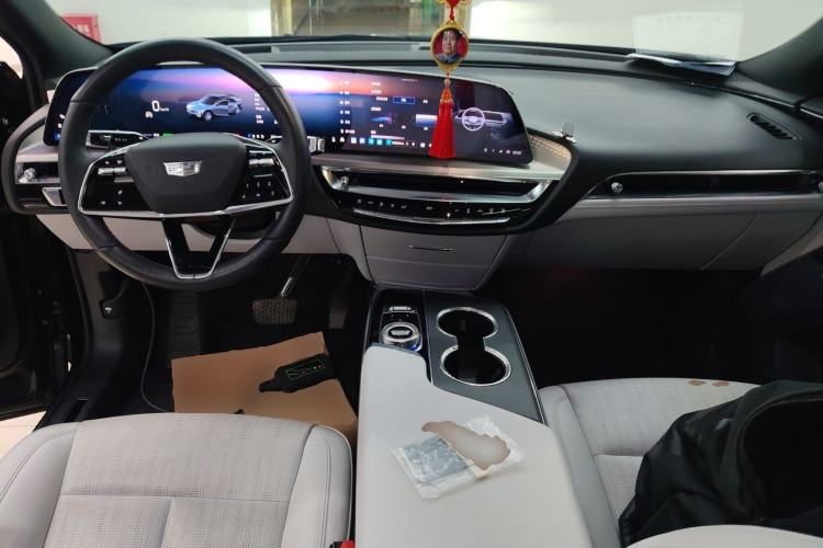 Used Cadillac LYRIQ 2024 Rear-Drive Standard Range Luxury Edition Center Console