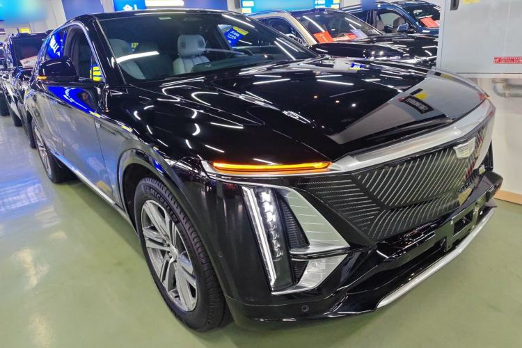 Used Cadillac LYRIQ 2024 Rear-Drive Standard Range Luxury Edition Front Right 45 Deg