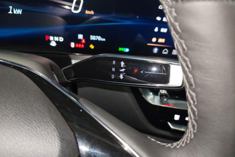 Used Cadillac LYRIQ 2024 Rear-Drive Standard Range Luxury Edition Gear Lever