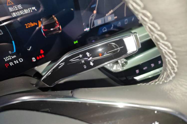 Used Cadillac LYRIQ 2024 Rear-Drive Standard Range Luxury Edition Gear Lever