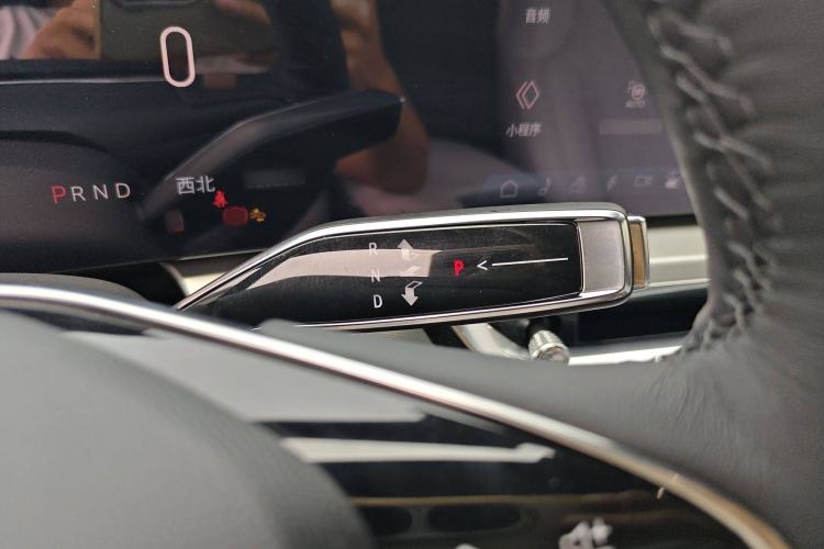 Used Cadillac LYRIQ 2024 Rear-Drive Standard Range Luxury Edition Gear Lever