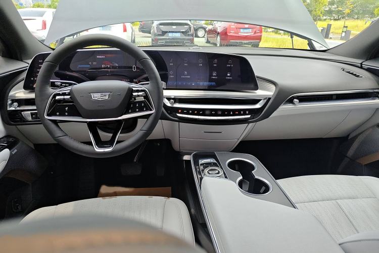 Used Cadillac LYRIQ 2024 Rear-Drive Standard Range Luxury Edition Interior 2