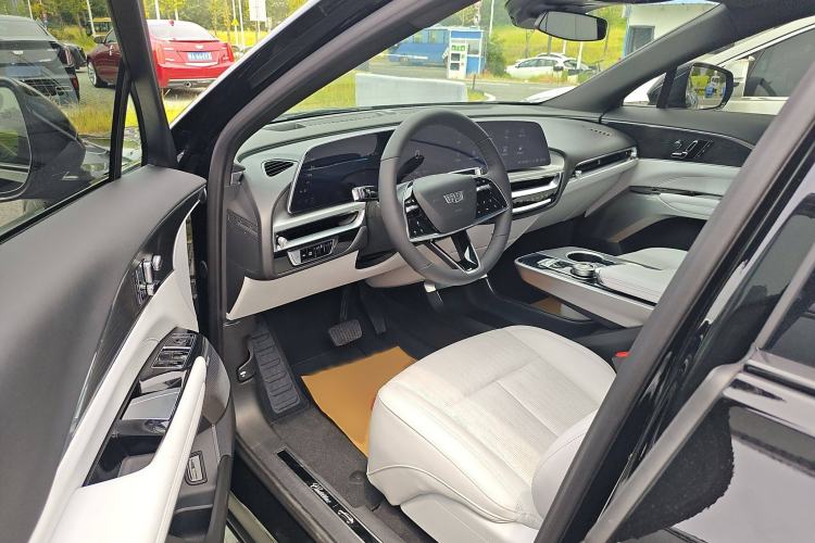 Used Cadillac LYRIQ 2024 Rear-Drive Standard Range Luxury Edition Interior 3