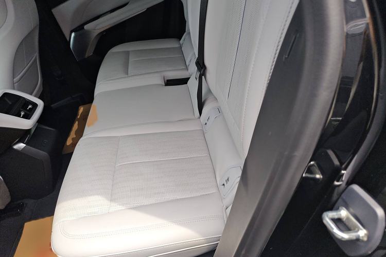 Used Cadillac LYRIQ 2024 Rear-Drive Standard Range Luxury Edition Interior 4
