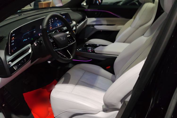 Used Cadillac LYRIQ 2024 Rear-Drive Standard Range Luxury Edition Left Front Seat