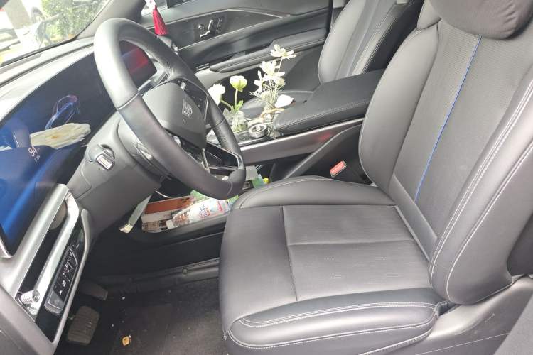 Used Cadillac LYRIQ 2024 Rear-Drive Standard Range Luxury Edition Left Front Seat