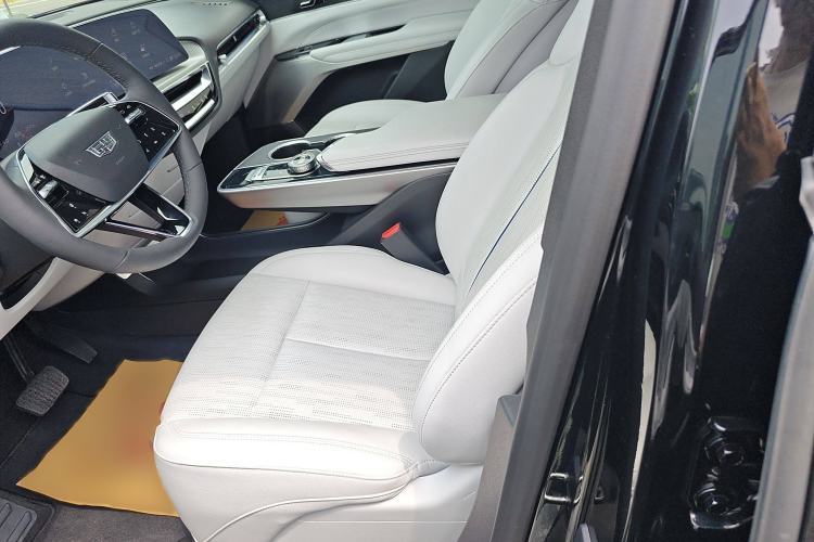 Used Cadillac LYRIQ 2024 Rear-Drive Standard Range Luxury Edition Left Front Seat