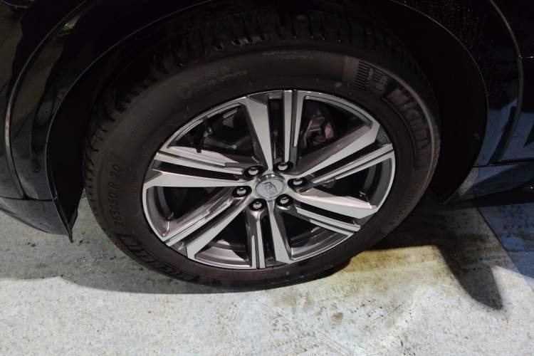 Used Cadillac LYRIQ 2024 Rear-Drive Standard Range Luxury Edition Left Front Wheel Hub