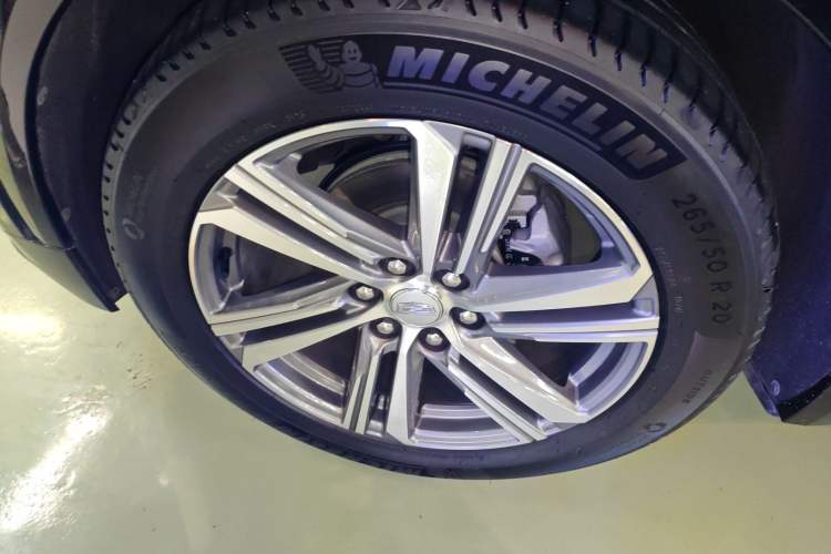 Used Cadillac LYRIQ 2024 Rear-Drive Standard Range Luxury Edition Left Front Wheel Hub