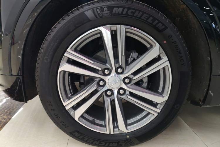 Used Cadillac LYRIQ 2024 Rear-Drive Standard Range Luxury Edition Left Front Wheel Hub