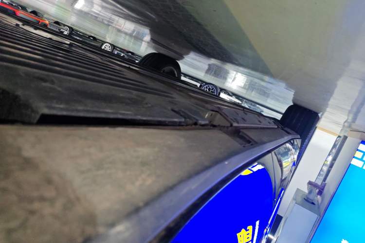 Used Cadillac LYRIQ 2024 Rear-Drive Standard Range Luxury Edition Left Side Sill