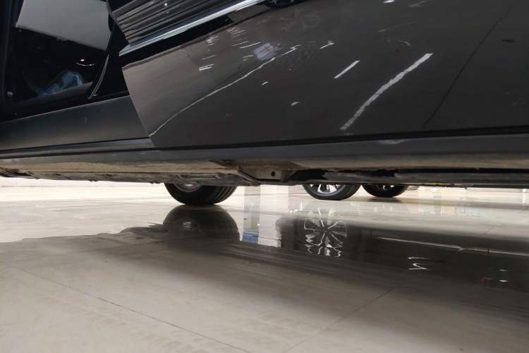Used Cadillac LYRIQ 2024 Rear-Drive Standard Range Luxury Edition Left Side Sill