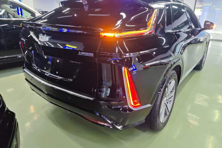 Used Cadillac LYRIQ 2024 Rear-Drive Standard Range Luxury Edition Rear Right 45 Deg