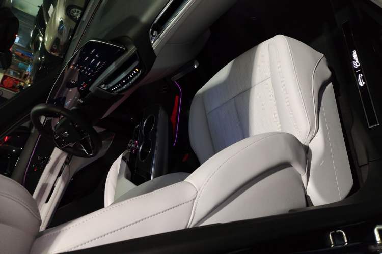 Used Cadillac LYRIQ 2024 Rear-Drive Standard Range Luxury Edition Right Front Seat