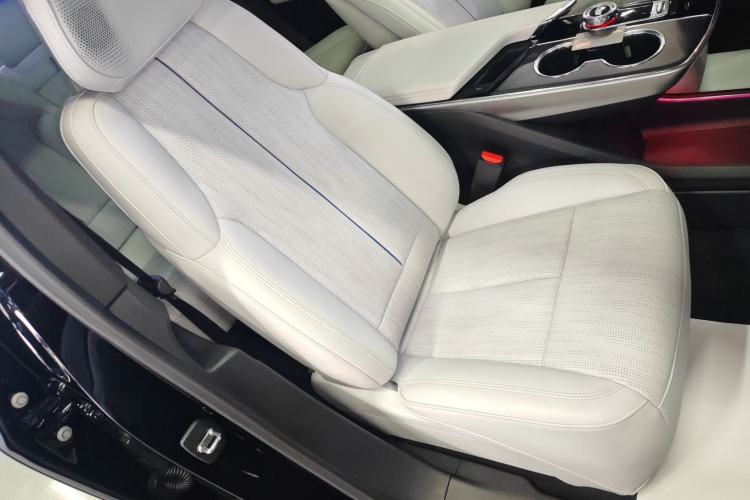 Used Cadillac LYRIQ 2024 Rear-Drive Standard Range Luxury Edition Right Front Seat