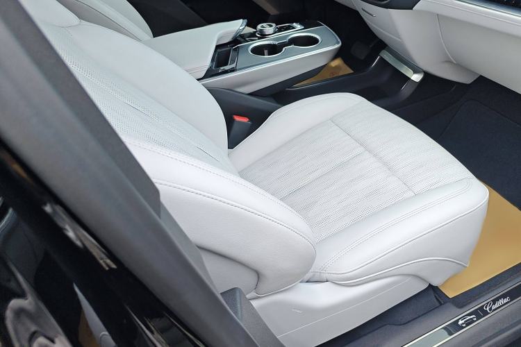 Used Cadillac LYRIQ 2024 Rear-Drive Standard Range Luxury Edition Right Front Seat
