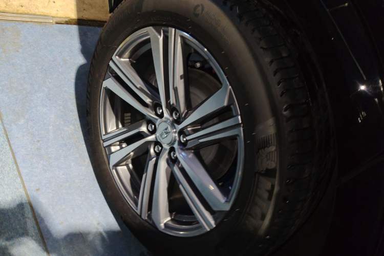 Used Cadillac LYRIQ 2024 Rear-Drive Standard Range Luxury Edition Right Rear Wheel Hub