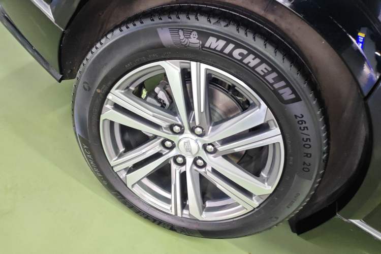 Used Cadillac LYRIQ 2024 Rear-Drive Standard Range Luxury Edition Right Rear Wheel Hub